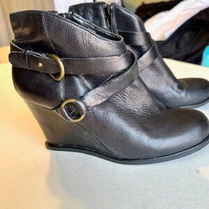 Me Too Women's Breanna Ankle Boots Black Wedge Heel Side Zip Buckle Leather 8.5